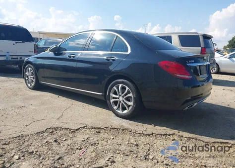 2015 Mercedes-Benz C 300 4Matic z USA, uszkodzony, nr VIN 55SWF4KB5FU070861